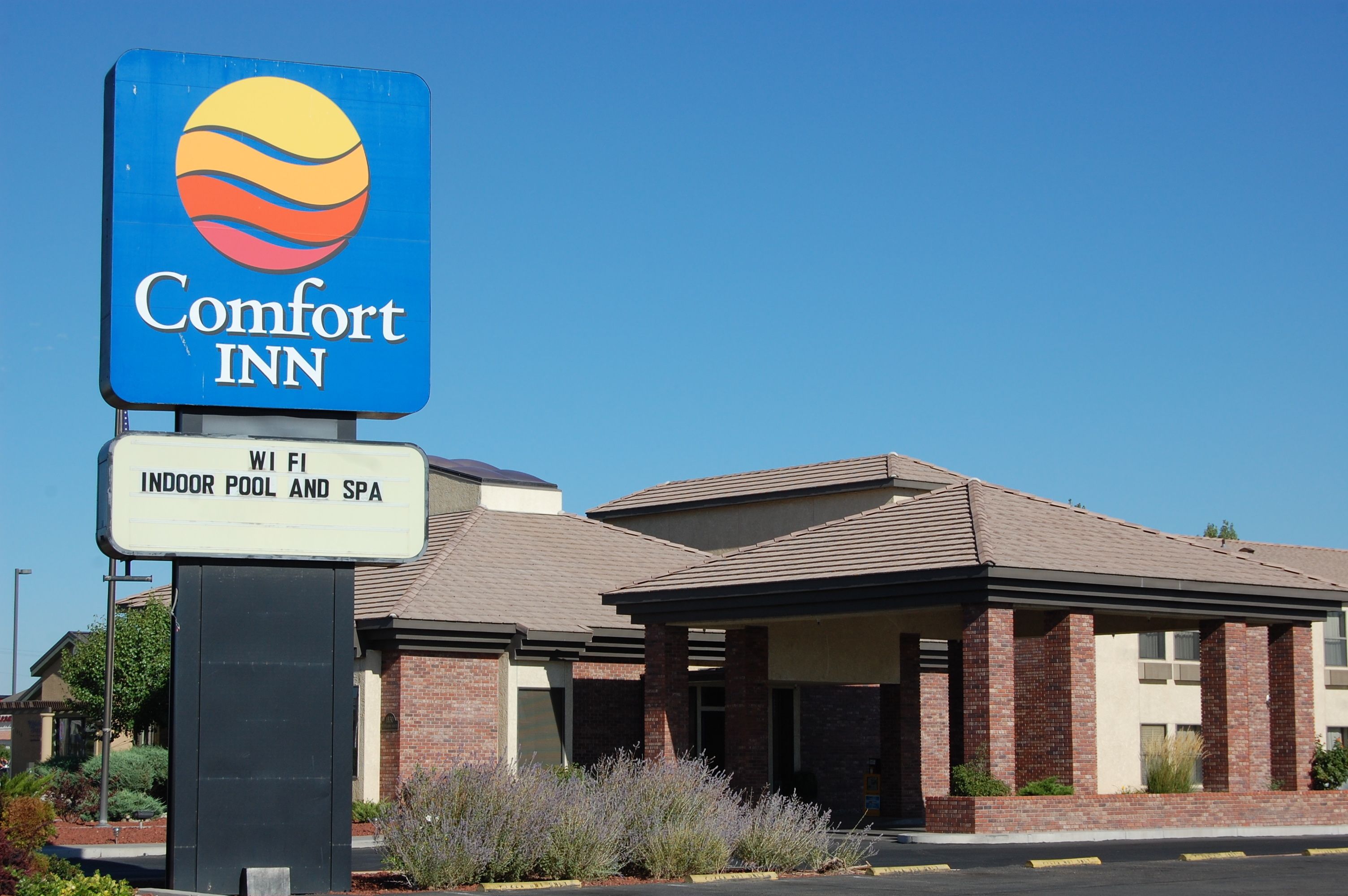 A Comfort Inn sign with amenities listed as WiFi, indoor pool, and spa.