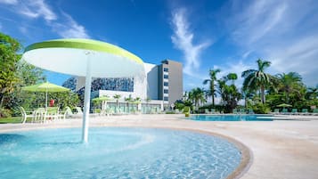 Outdoor pool, pool umbrellas, sun loungers