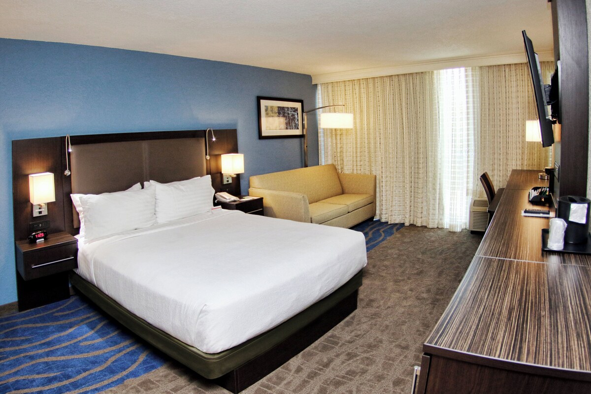 Hypo-allergenic bedding, in-room safe, desk, laptop workspace