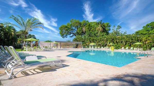 Außenpool, geöffnet von 08:00 Uhr bis 20:00 Uhr, Sonnenschirme