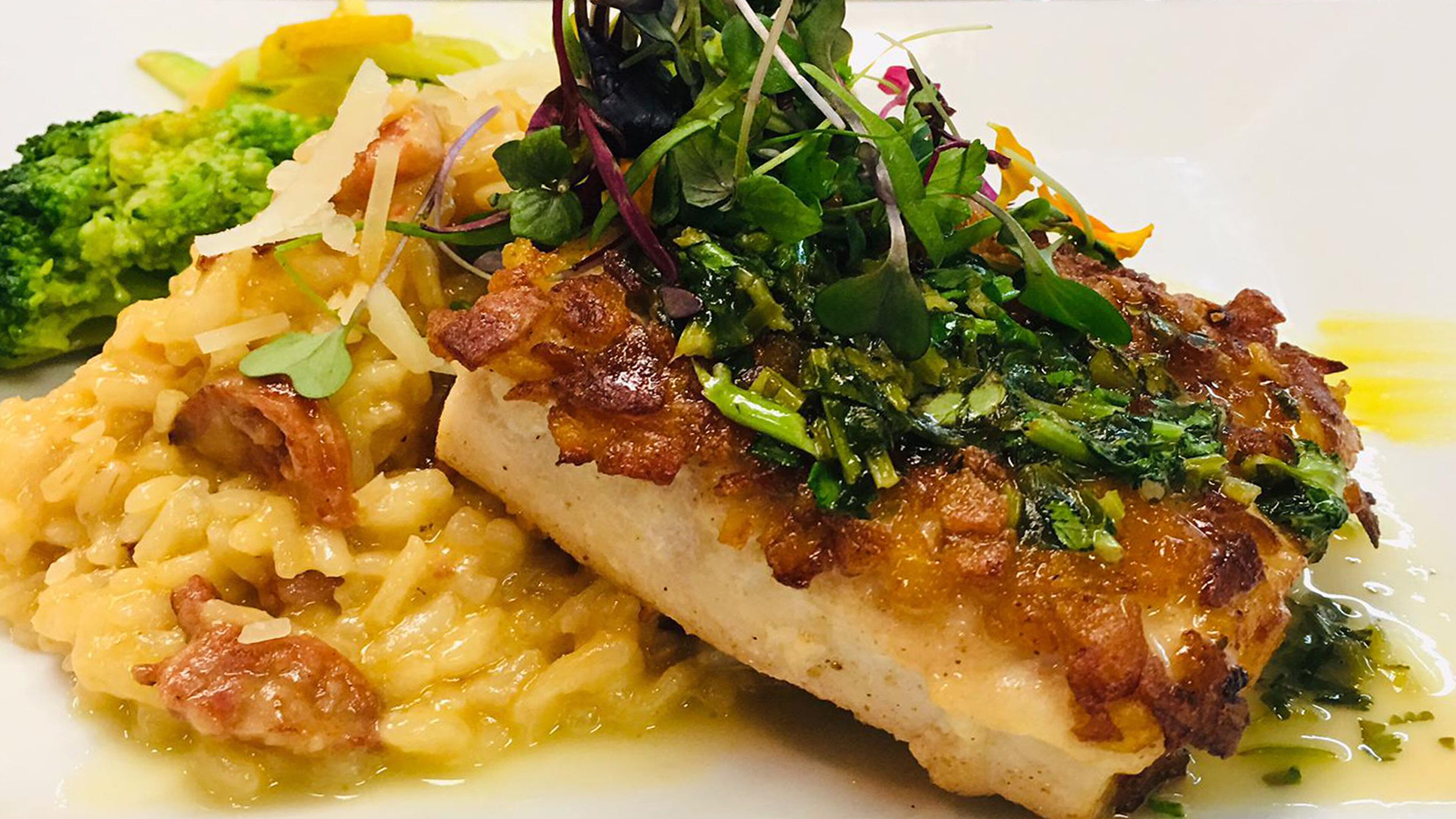 Plat amb una truita, macaroni i bròcoli.
