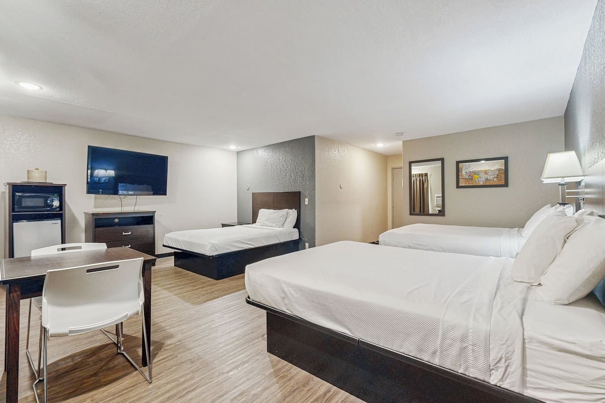 Suite, no fumadors (3 Queen Beds) | Cortines opaques, wifi gratuïta i roba de llit