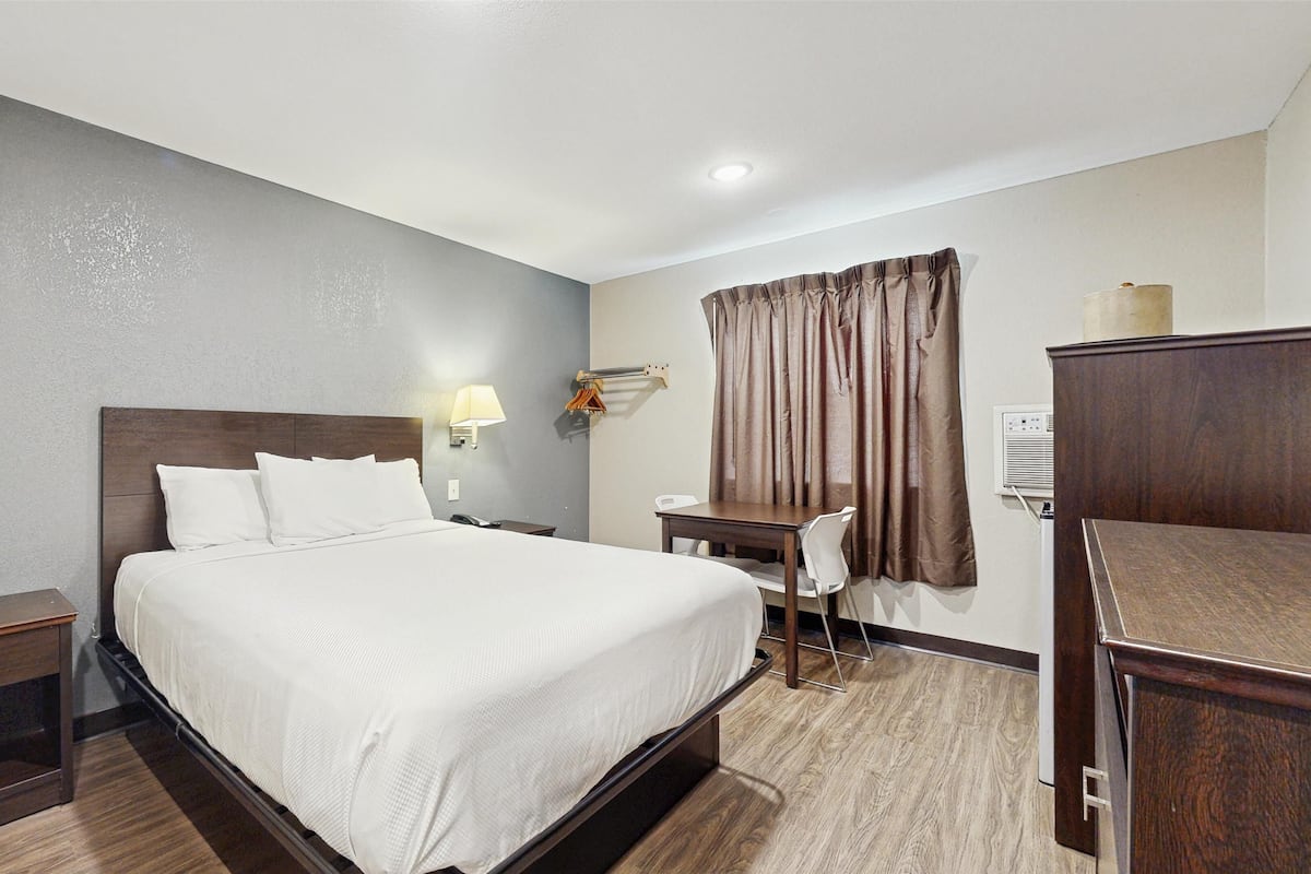 Blackout curtains, free WiFi, bed sheets
