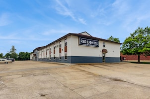 Edificio del Red Lion Inn & Suites con un estacionamiento al frente.