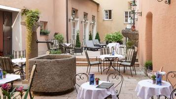 FrĂŒhstĂŒck, Mittagessen, Abendessen, Speisen im Freien