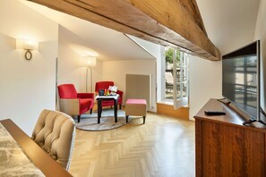 Suite, 1 Bedroom | Hypo-allergenic bedding, minibar, in-room safe, desk