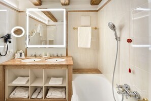 Bañera con ducha, artículos de tocador ecológicos, secador de pelo