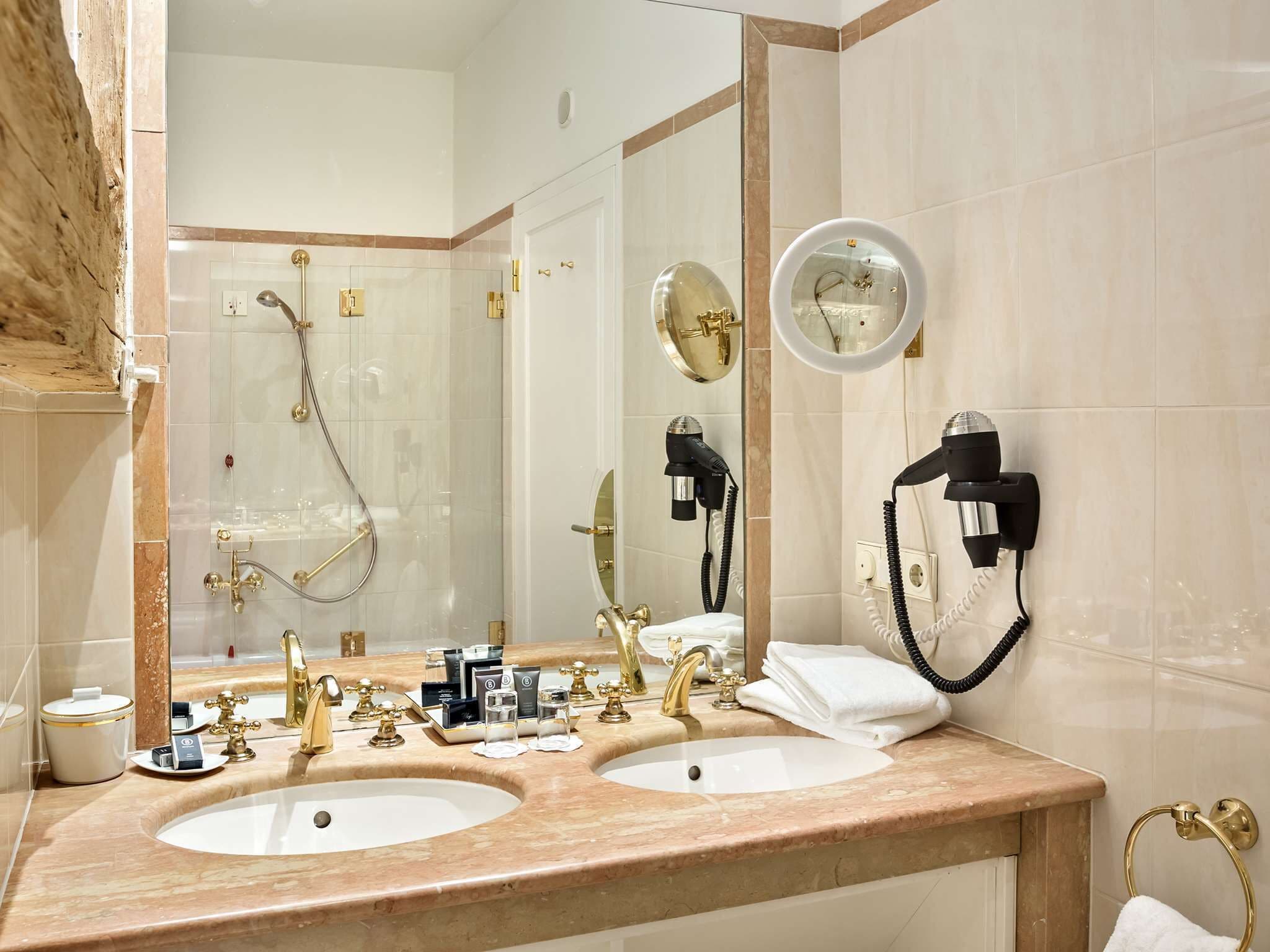 combined shower/bathtub, eco-friendly toiletries, hair dryer, towels