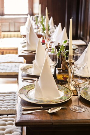 Breakfast, lunch, dinner served; al fresco dining
