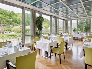 Breakfast, lunch, dinner served; al fresco dining  - Radisson Blu Hotel Altstadt (Salzburg)
