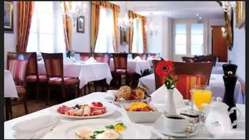 Desayuno buffet (EUR 32 por persona)