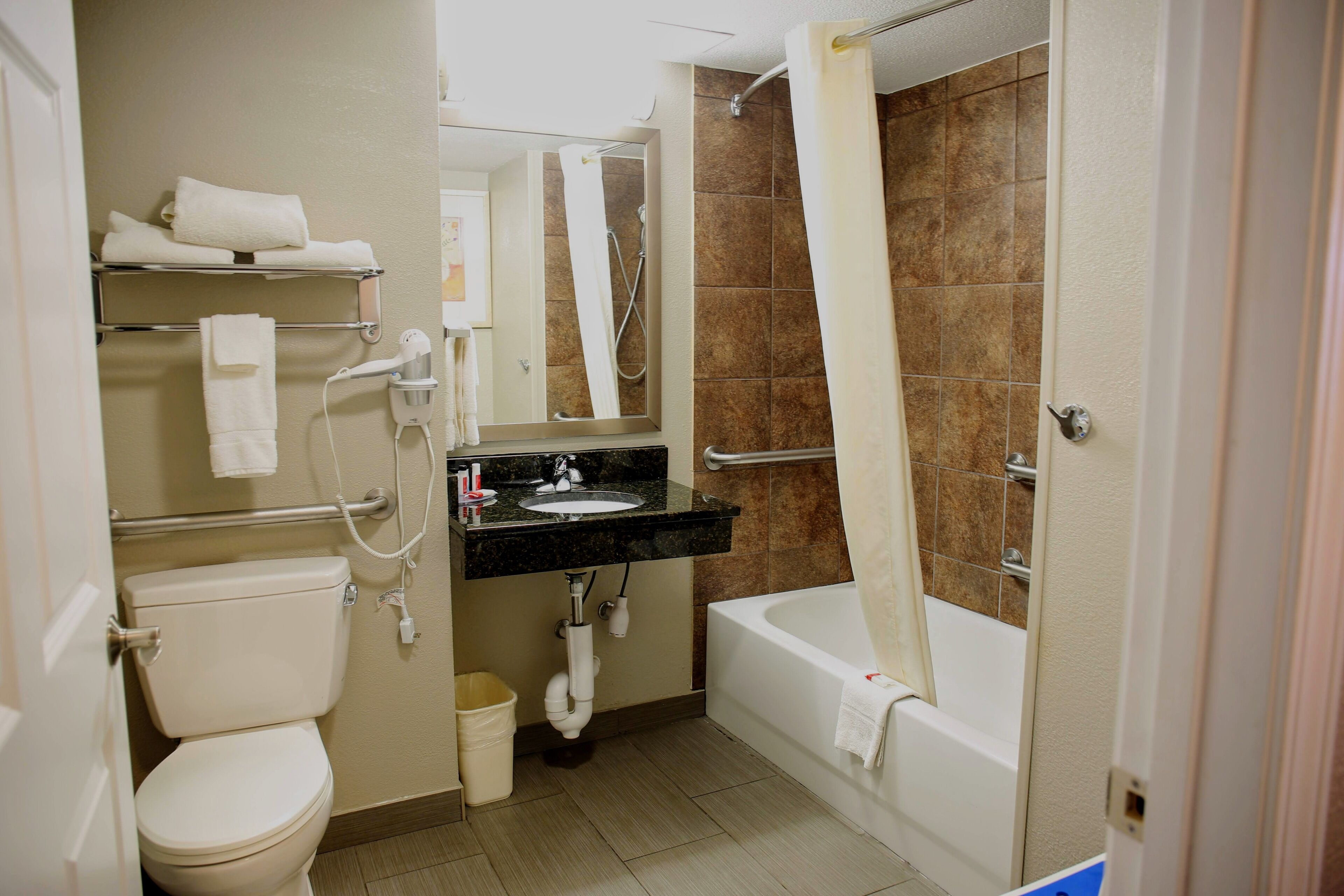 Værelse - 1 queensize-seng - handicapvenligt - ikke-ryger (Mobility) | Badeværelse | Kombination af bruser/badekar, hårtørrer, håndklæder