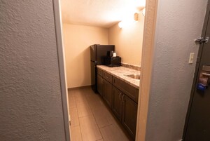 Escritorio, espacio para trabajar con laptop y cortinas blackout