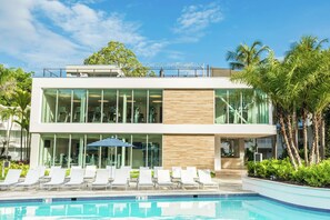 4 utendørsbassenger, bassengtelt (mot betaling) og bassengparasoller