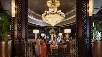 7 bars/lounges, lobby lounge, wine bar