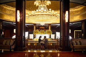 7 bars/lounges, lobby lounge, wine bar