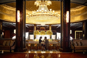 7 bars, lounge dans le hall, bar à vin