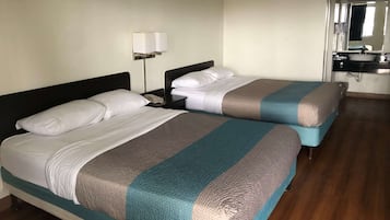 Rum - 2 queensize-sängar - icke-rökare | Skrivbord, extrasängar, gratis wi-fi och sängkläder