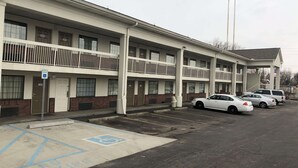 A multi-story motel with a parking lot. - Days Inn by Wyndham Indianapolis South (Indianapolis)