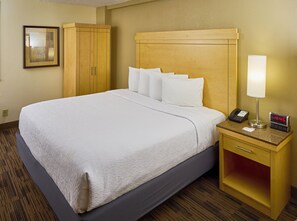 Premium bedding, pillow-top beds, in-room safe, laptop workspace - LivINN Hotel Minneapolis South / Burnsville (Burnsville)