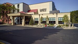 A modern hotel with a flat roof, large windows, and a covered entrance. - LivINN Hotel Minneapolis South / Burnsville (Burnsville)