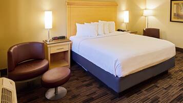 Premium-sengetøj, senge med topmadrasser, pengeskab på værelset