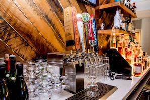 Serves breakfast, dinner, and happy hour - Embassy Suites by Hilton Lexington Green (Lexington)