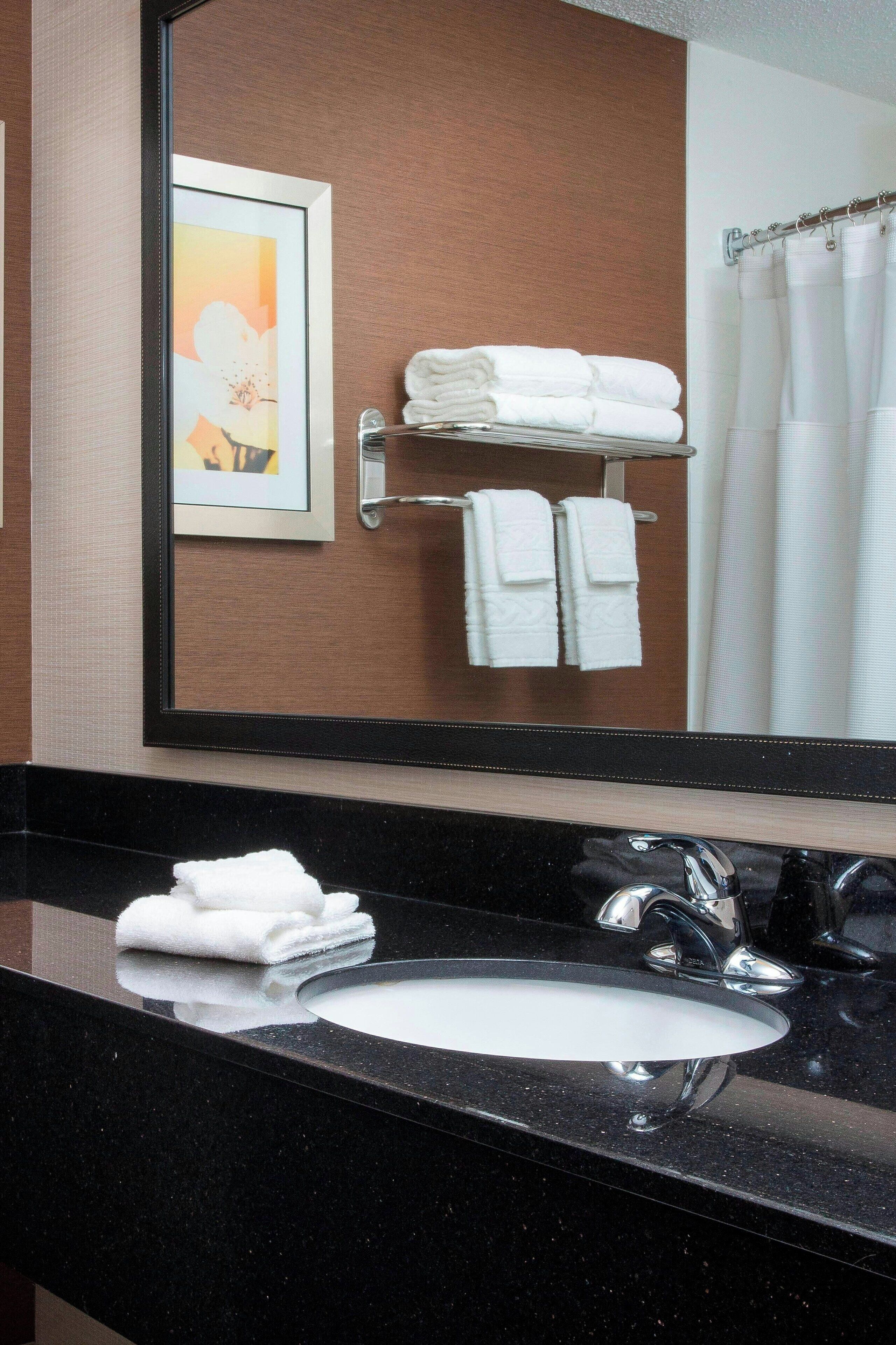 combined shower/bathtub, hair dryer, towels