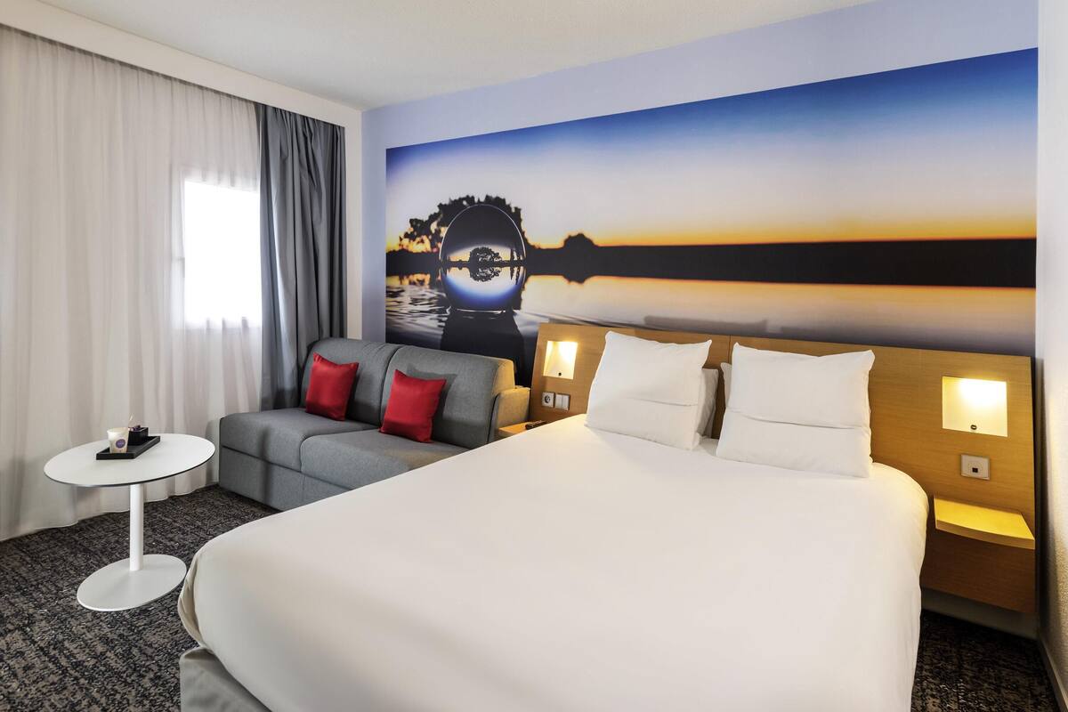 Premium bedding, minibar, in-room safe, desk