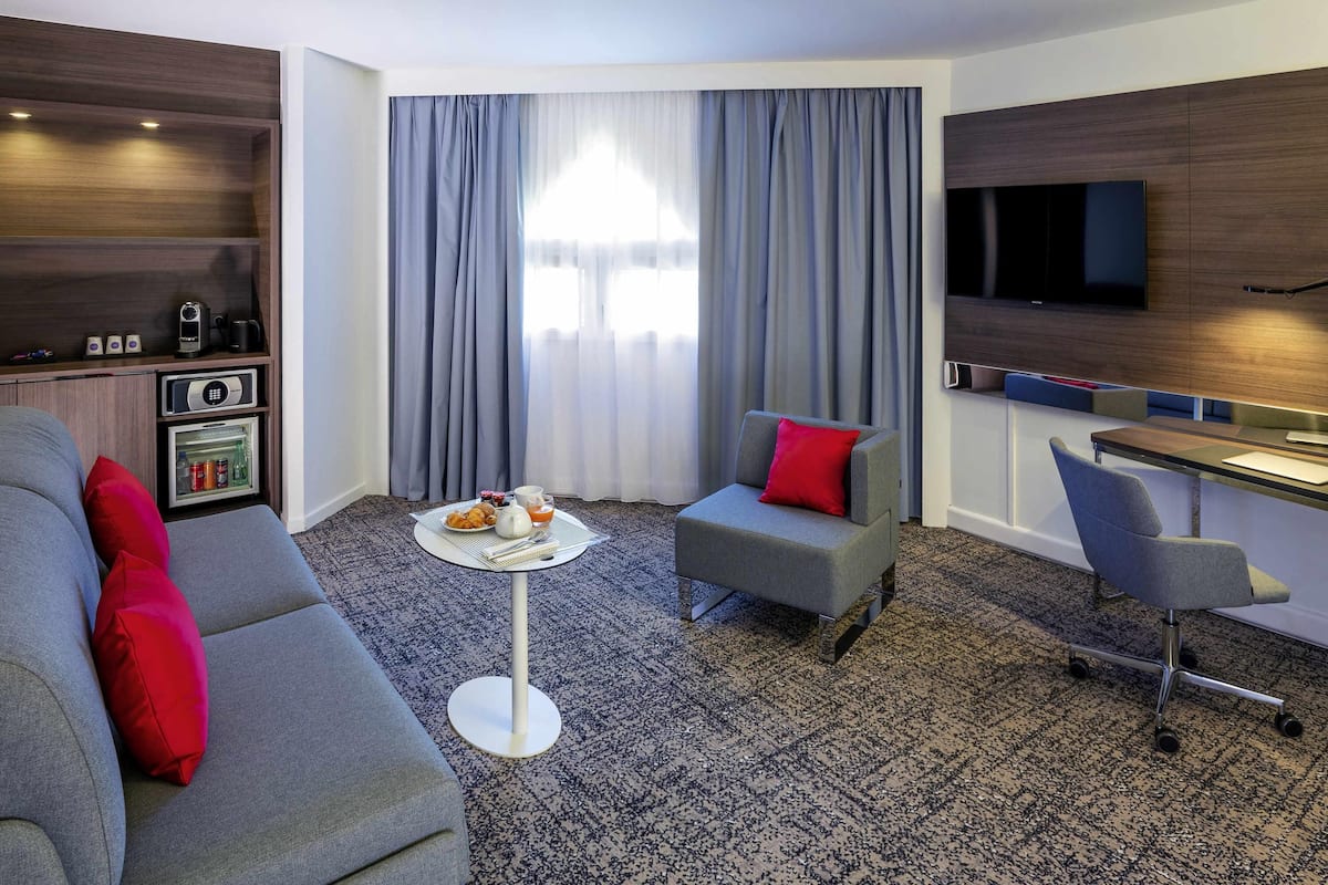 Suite, 1 llit doble i sofà llit | Roba de llit d'alta qualitat, minibar i caixa forta a l'habitació