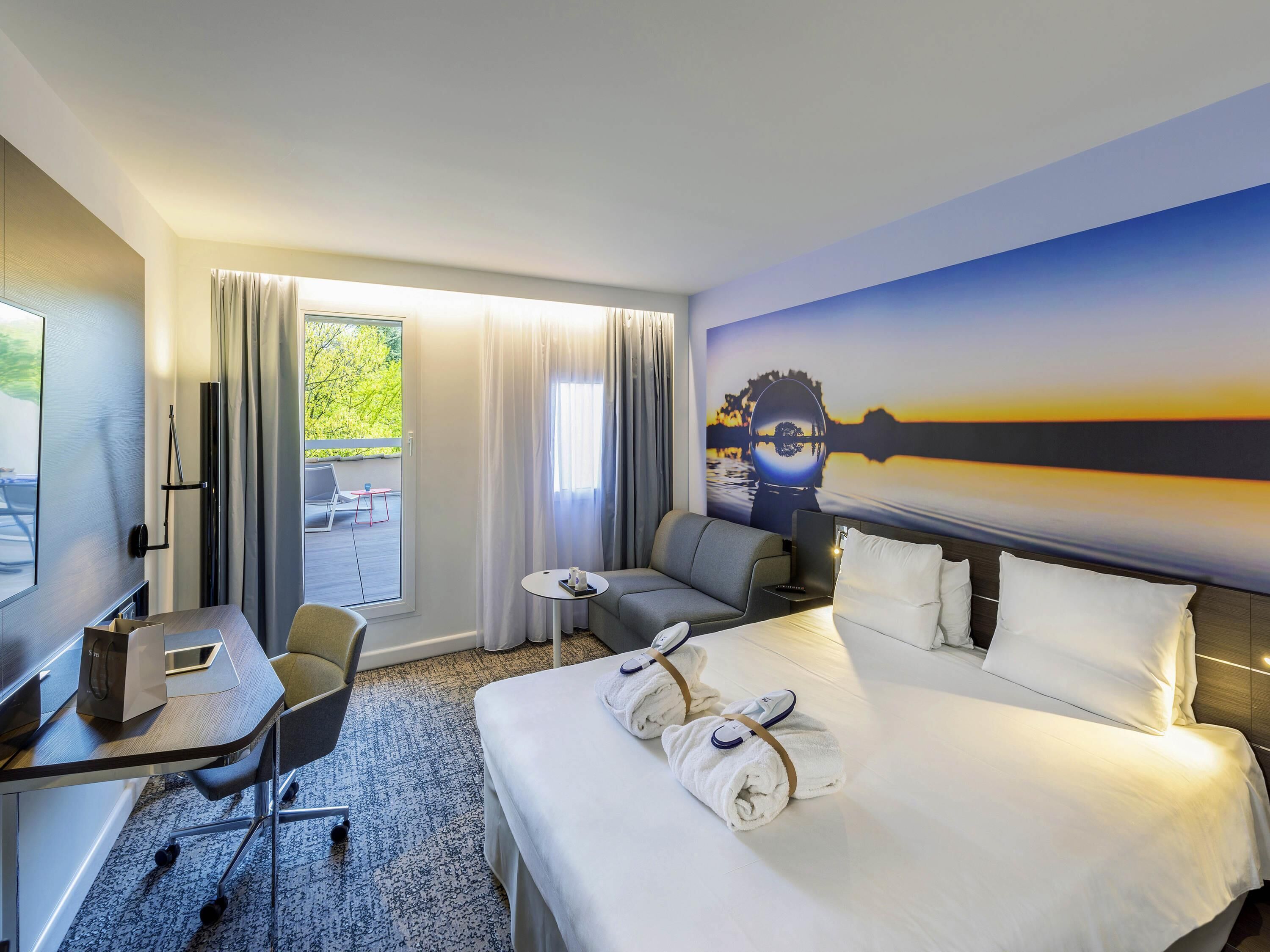 Executive Room, 1 Double Bed with Sofa bed, Balcony | Premium bedding, minibar, in-room safe, desk