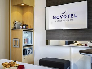 Executive Room, 1 Double Bed with Sofa bed, Balcony | Premium bedding, minibar, in-room safe, desk