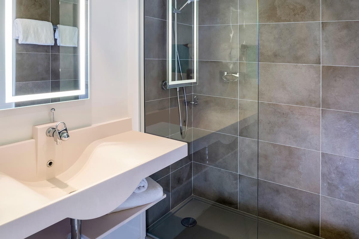 Hochwertige Bettwaren, Minibar, Zimmersafe, Schreibtisch