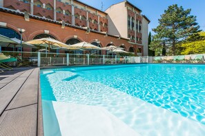 Outdoor pool, pool loungers