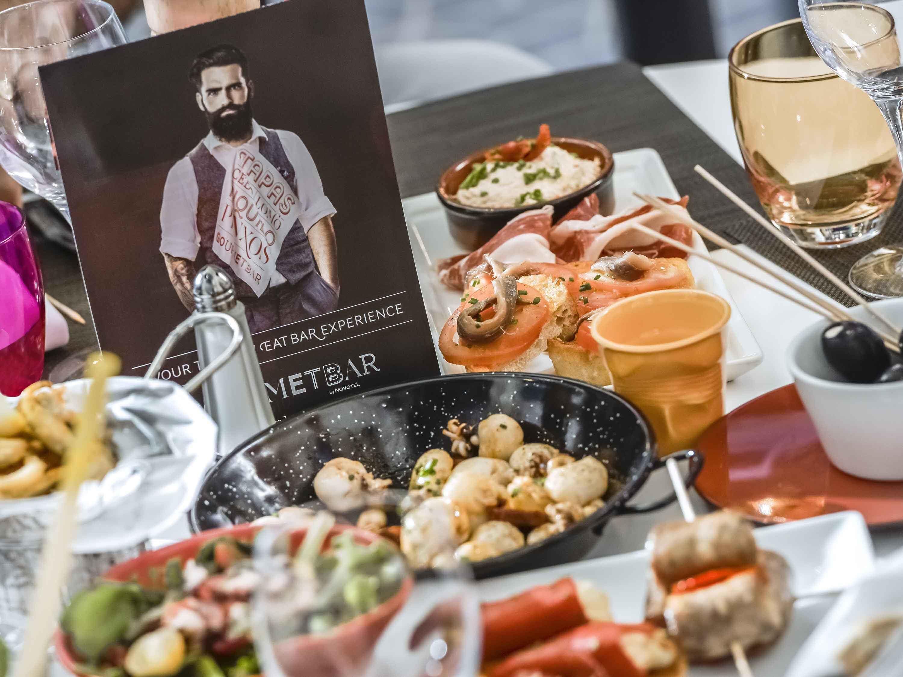Eine Mahlzeit mit verschiedenen Gerichten, einem Getränk und einer Speisekarte.