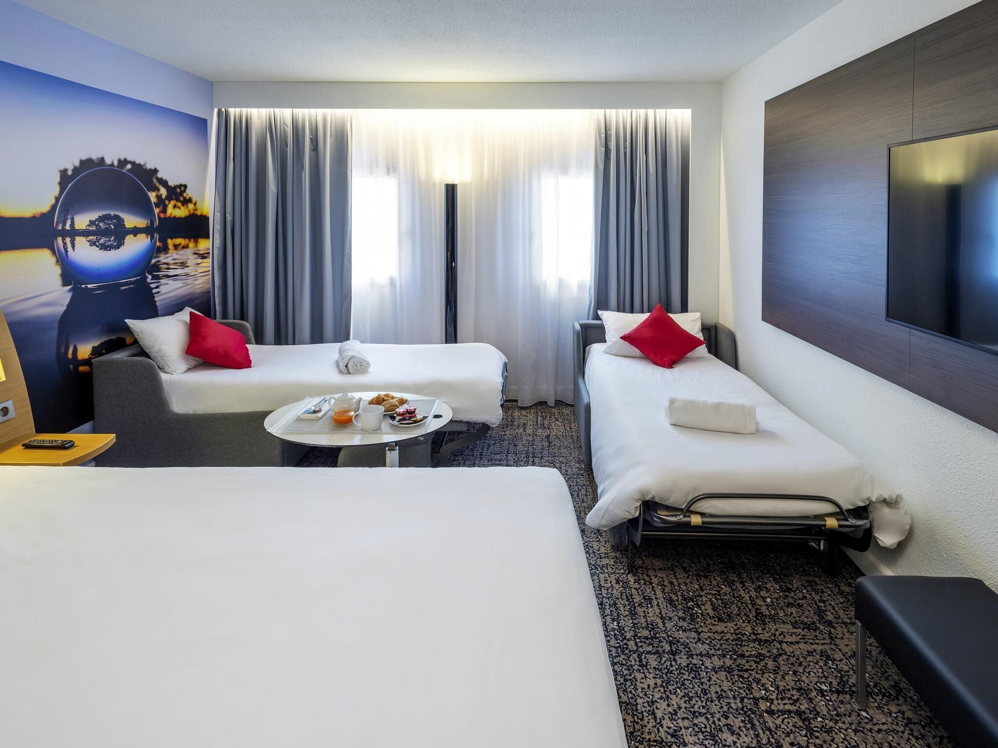 Superior room, 1 double bed and 2 single beds | Premium bedding, minibar, in-room safe, desk