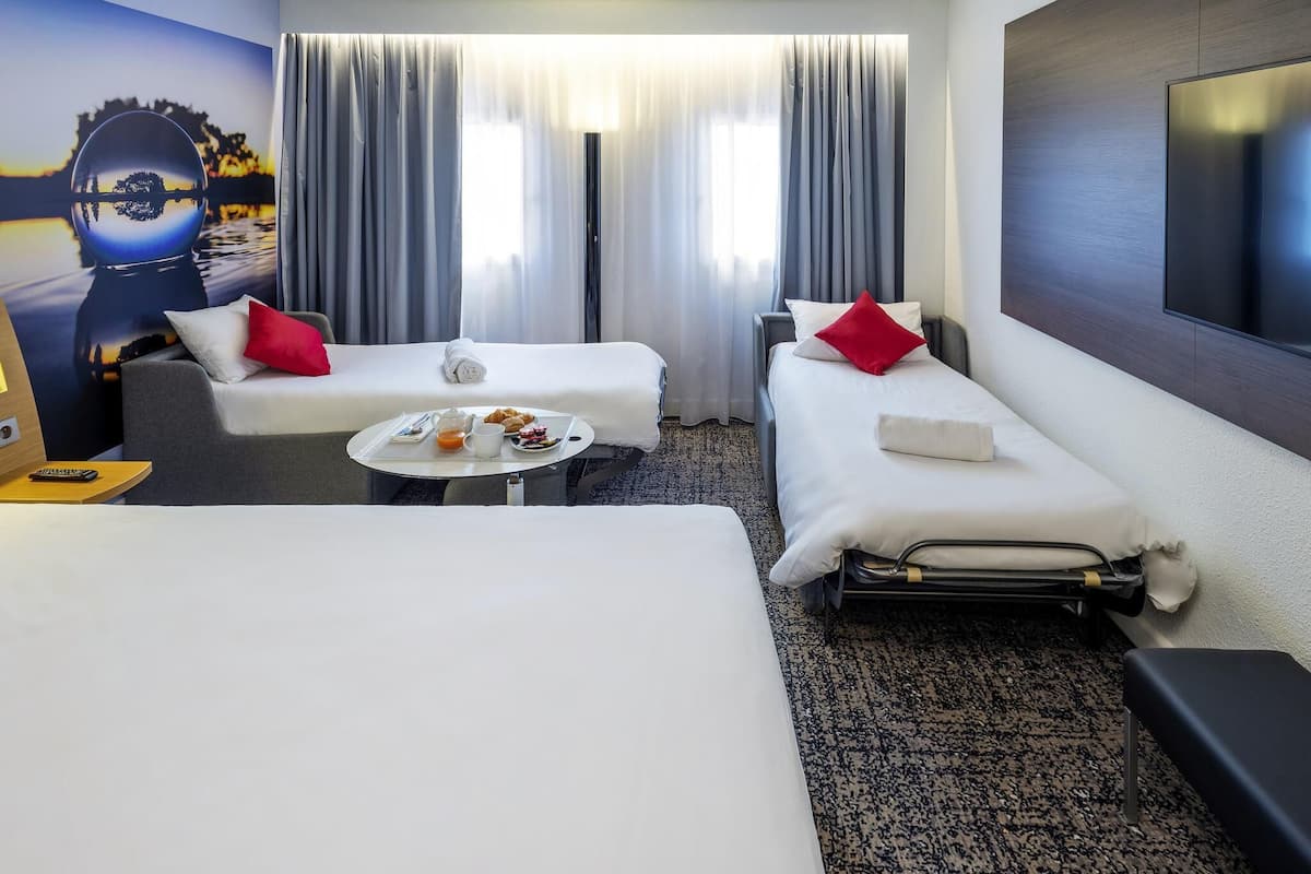 Superior room, 1 double bed and 2 single beds