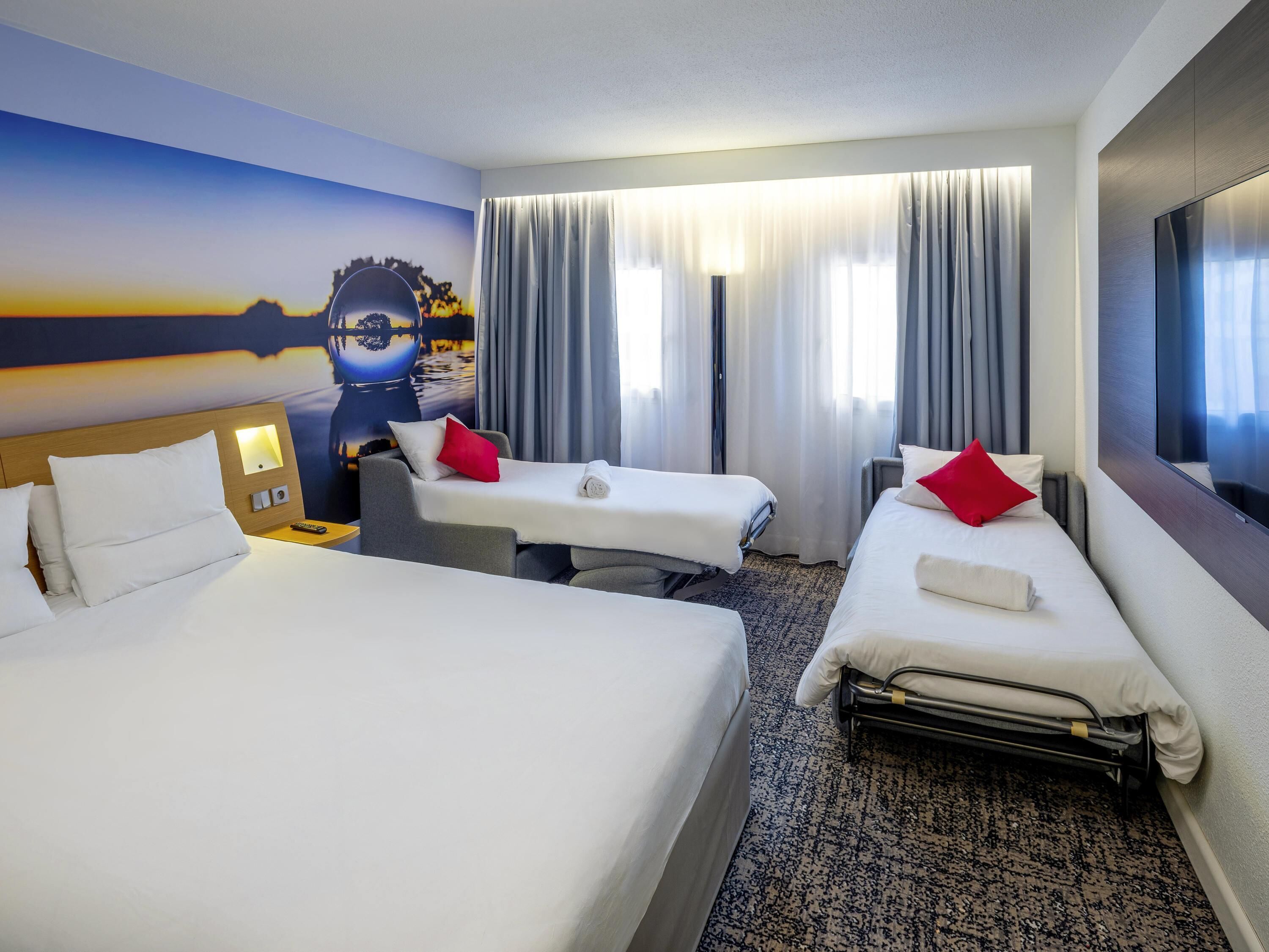 superior room, 1 double bed and 2 single beds | premium bedding, minibar, in-room safe, desk