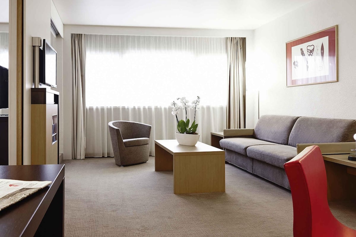 premium bedding, minibar, in-room safe, desk