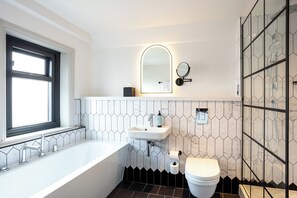 套房 (Newly Refurbished Suite) | 浴室 | 免費梳洗用品、風筒、提供毛巾