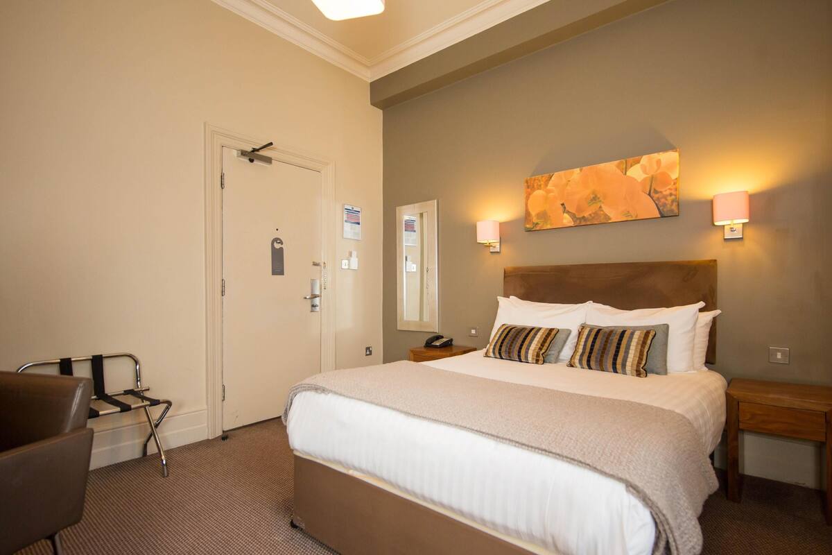 Hypo-allergenic bedding, in-room safe, desk, laptop workspace
