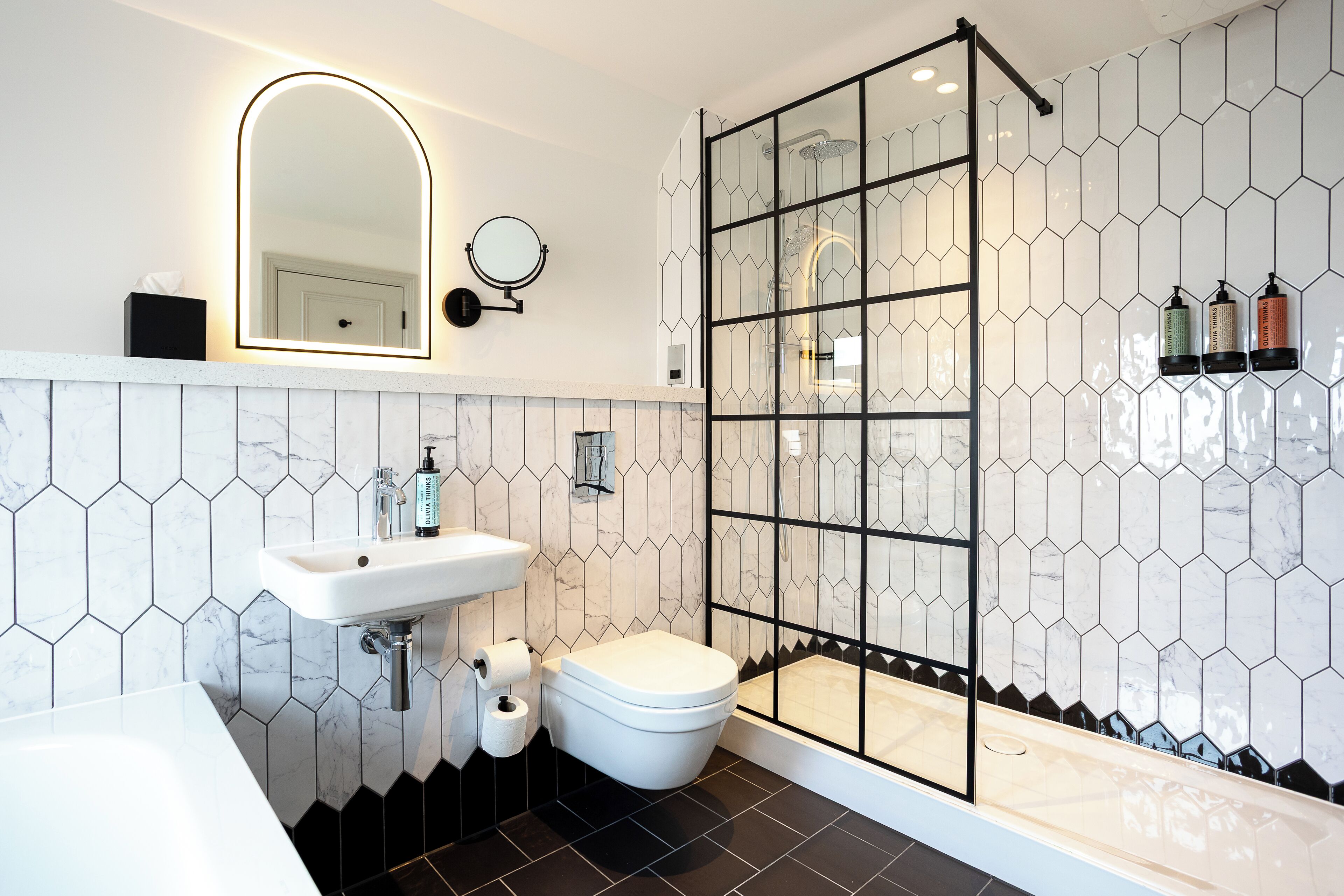 Suite (Newly Refurbished Suite) | Salle de bain | Articles de toilette gratuits, sèche-cheveux, serviettes fournies