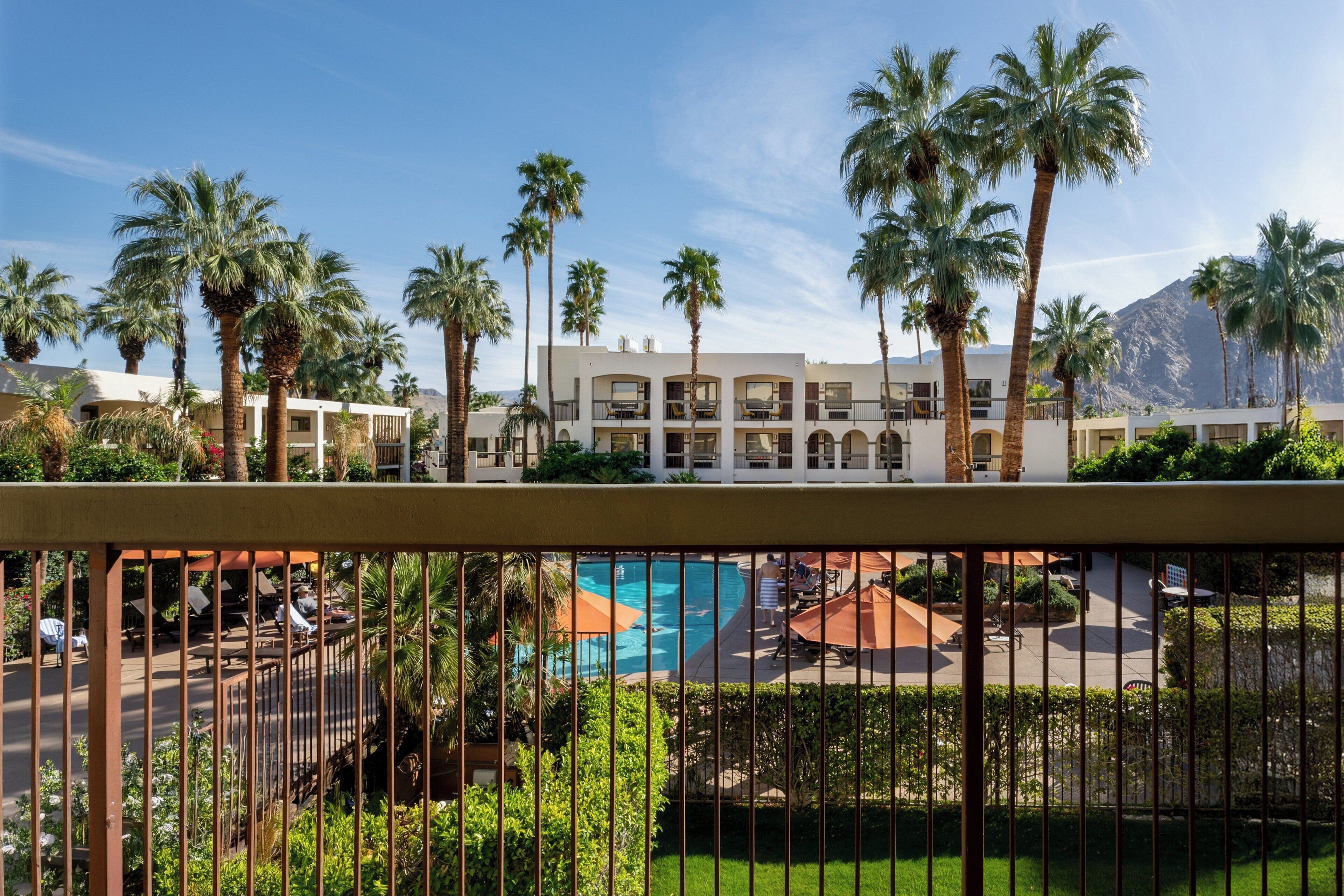 Piscine extérieure, piscine chauffée, parasols de plage, chaises longues