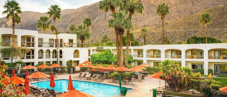 Alberca al aire libre, alberca climatizada y sombrillas en la alberca