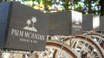 Houten borden voor Palm Mountain Resort & Spa met palmboom afbeeldingen.