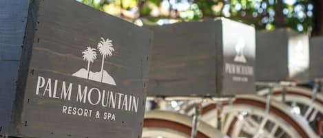 Señales de madera para Palm Mountain Resort & Spa con motivos de palmeras.