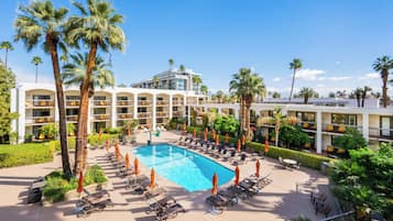 Een buitenzwembad, een verwarmd zwembad, parasols voor strand/zwembad