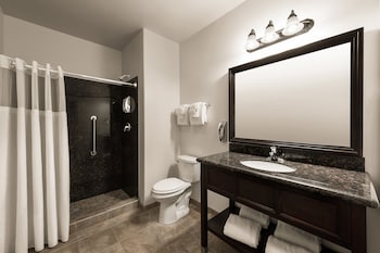 Premium bedding, in-room safe, iron/ironing board at Palm Mountain Resort and Spa