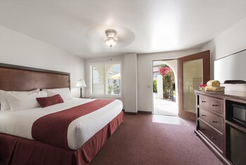 Classic Room, 1 King Bed | Premium bedding, in-room safe, iron/ironing board at Palm Mountain Resort and Spa