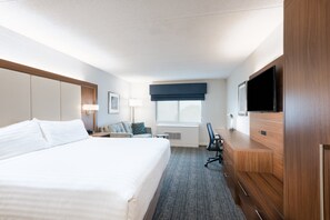 Hypo-allergenic bedding, desk, laptop workspace, blackout curtains - Holiday Inn Express Boston - Waltham by IHG (Waltham)